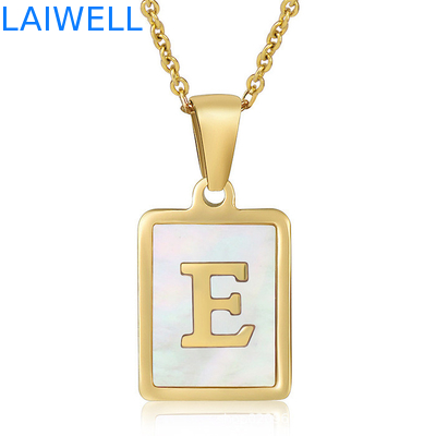 Simples 15 * 12MM de aço inoxidável 3D Coleção de letras de concha colar de titânio de aço 26 letras pendentes de mulheres