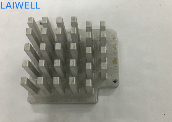 Metal do CNC da imprensa de perfurador que carimba o radiador eletrônico fazendo à máquina de alumínio das peças