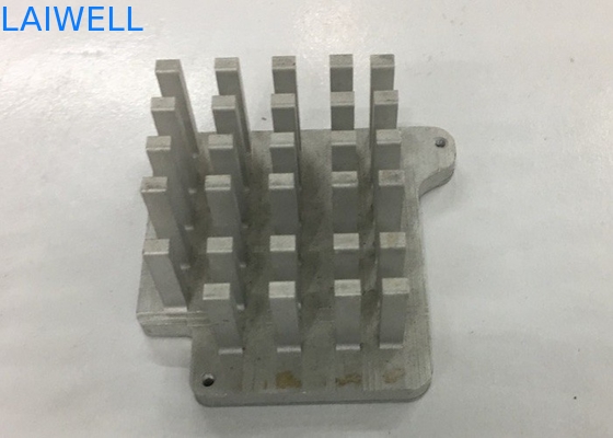 Metal do CNC da imprensa de perfurador que carimba o radiador eletrônico fazendo à máquina de alumínio das peças