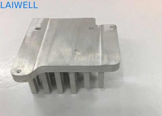 Metal do CNC da imprensa de perfurador que carimba o radiador eletrônico fazendo à máquina de alumínio das peças