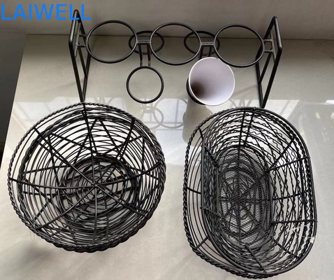 O preto pintou o prato inoxidável do fio que seca a cremalheira do dreno da cozinha da cremalheira