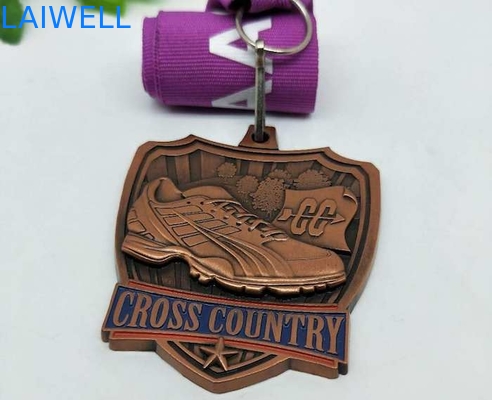Limpando com jato de areia a medalha liga de zinco do metal do relevo para o evento de corrida
