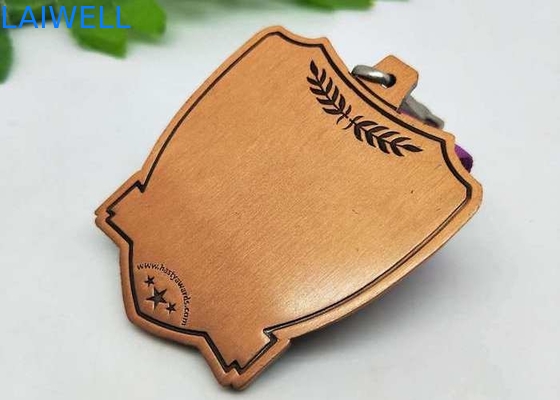 Limpando com jato de areia a medalha liga de zinco do metal do relevo para o evento de corrida