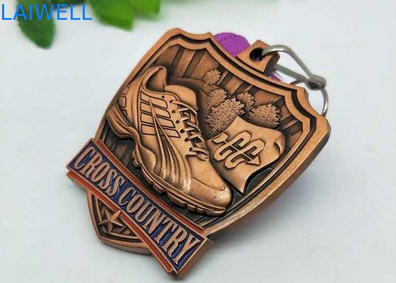 Limpando com jato de areia a medalha liga de zinco do metal do relevo para o evento de corrida