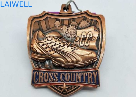 Limpando com jato de areia a medalha liga de zinco do metal do relevo para o evento de corrida